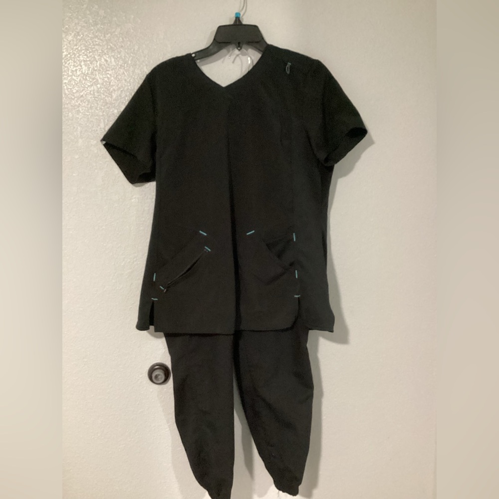 Scrubstar shirt and bottoms-size M